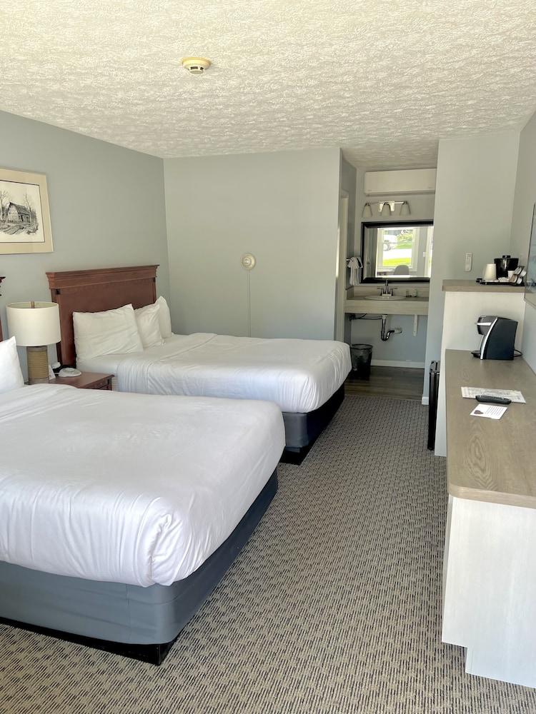 Empire Lakeshore Inn photo 21
