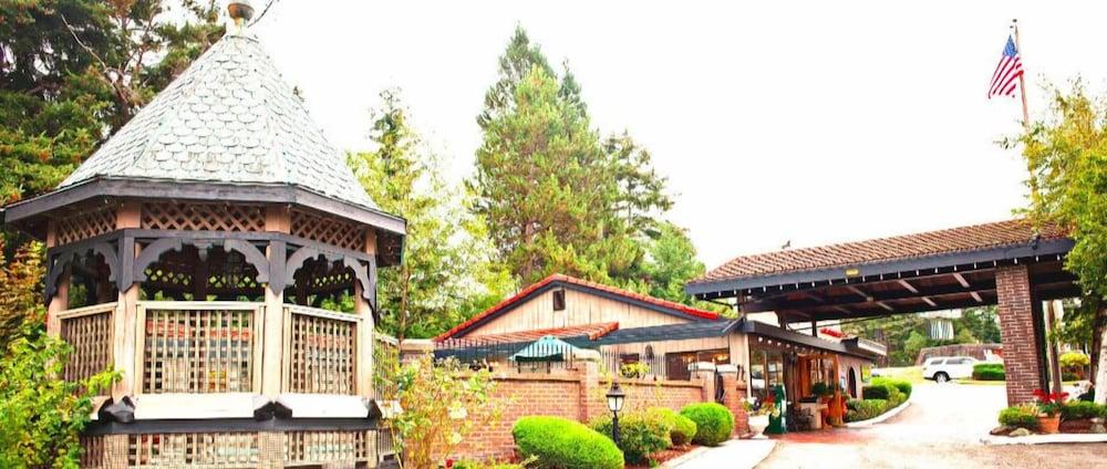 Coachman Inn & Suites photo 3