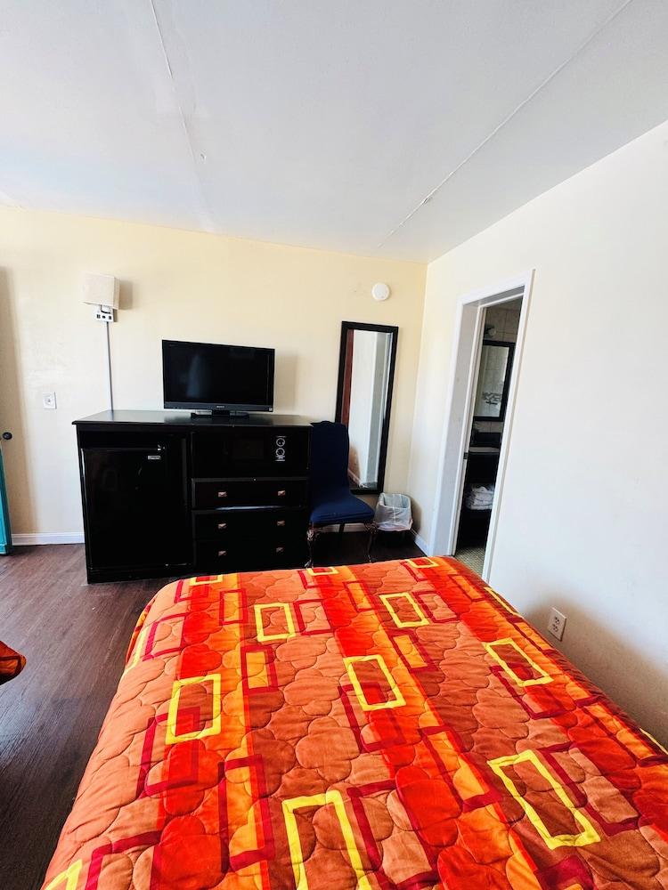 Skyview Manor Motel photo 21