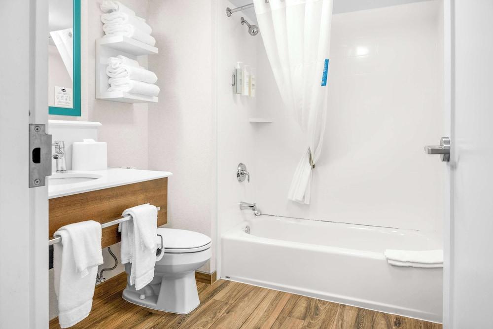 Hampton Inn Grand Rapids-North photo 9