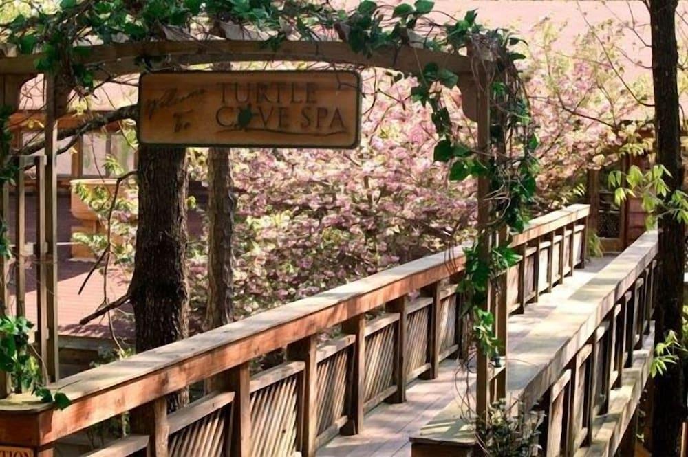 King Guest Room located at the entrance to Mountain Harbor just 2 1/2 miles from Lake Ouachita. by RedAwning photo 27