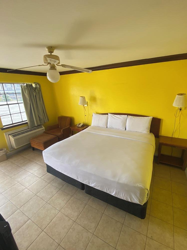 Evergreen Plaza Inn photo 4