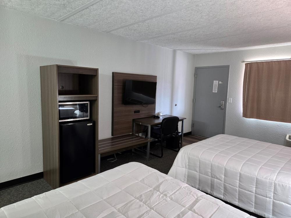 Home-Towne Lodge photo 11