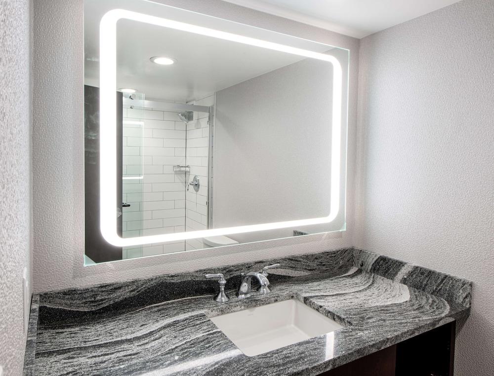 DoubleTree by Hilton Newark Penn Station photo 9
