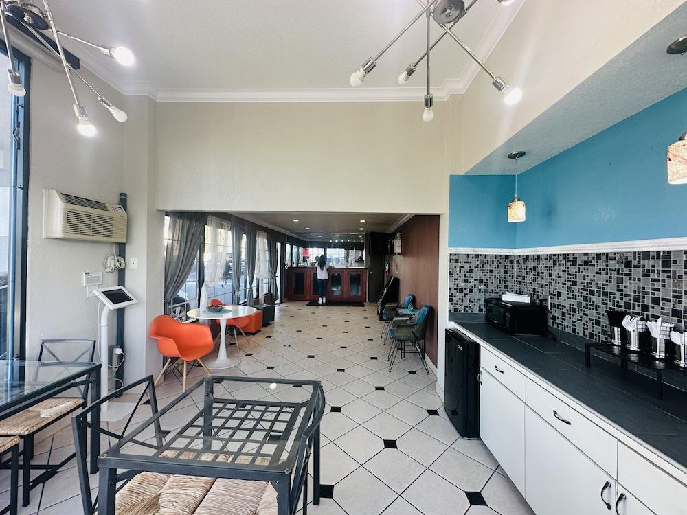 Casa Blanca Hotel - Orange photo 2
