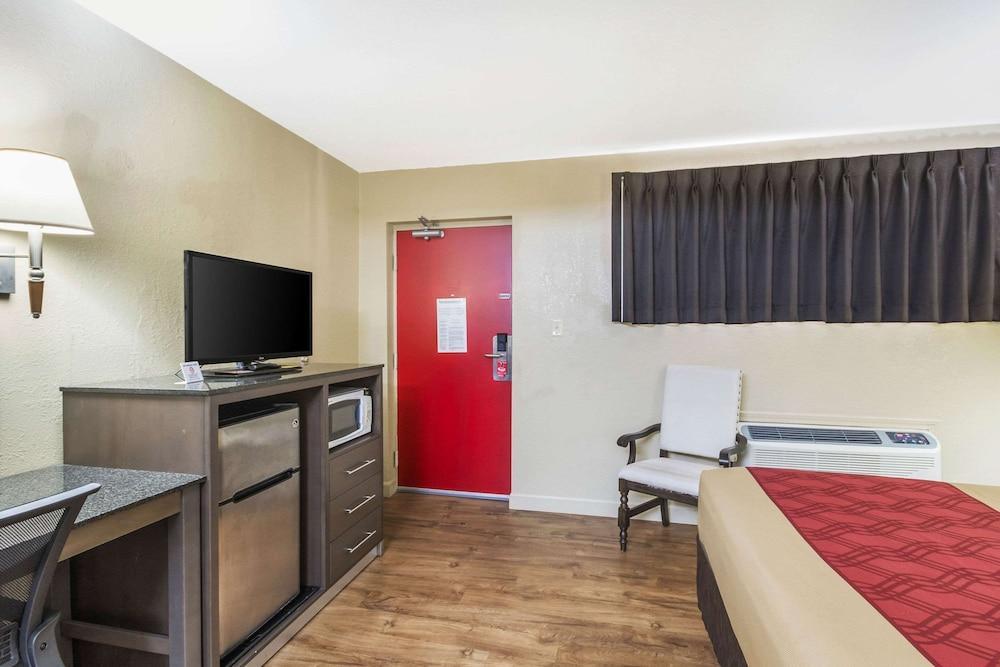 Econolodge Inn & Suites photo 12