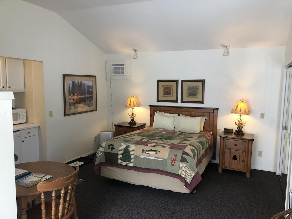 Harbor's Edge Motel photo 32
