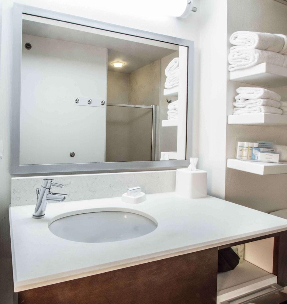 Hampton Inn South Haven photo 35