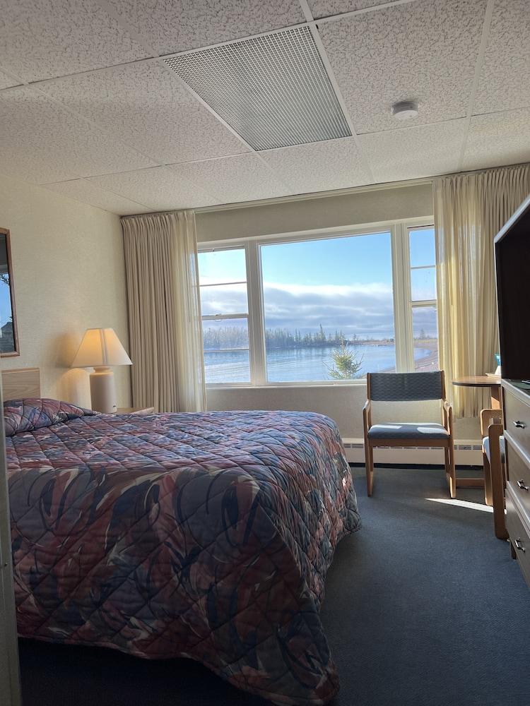 The Shoreline Inn photo 60