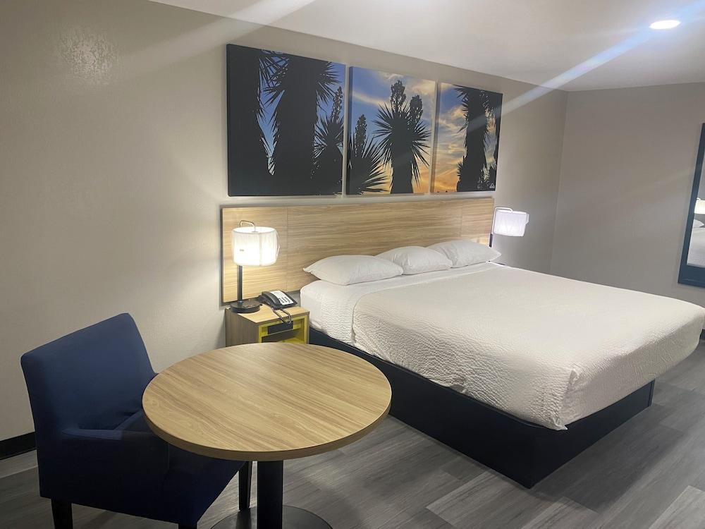 Days Inn by Wyndham El Paso West photo 8