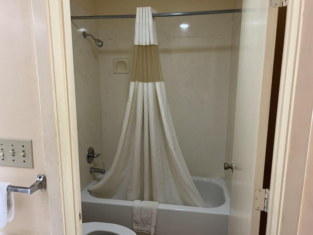 Deluxe Inn & Suites photo 28