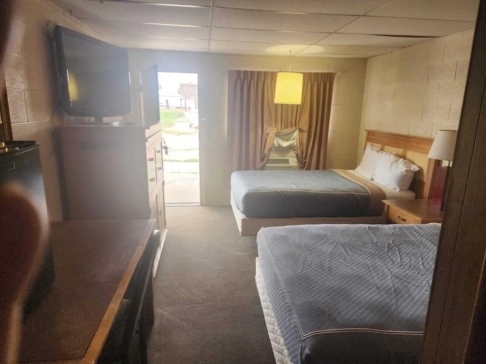 First Inn By OYO Quinter Hwy 70 photo 8