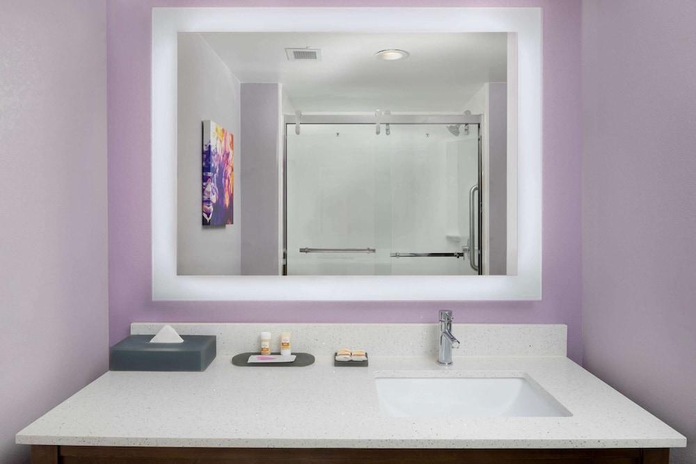 La Quinta Inn & Suites by Wyndham Perry photo 9