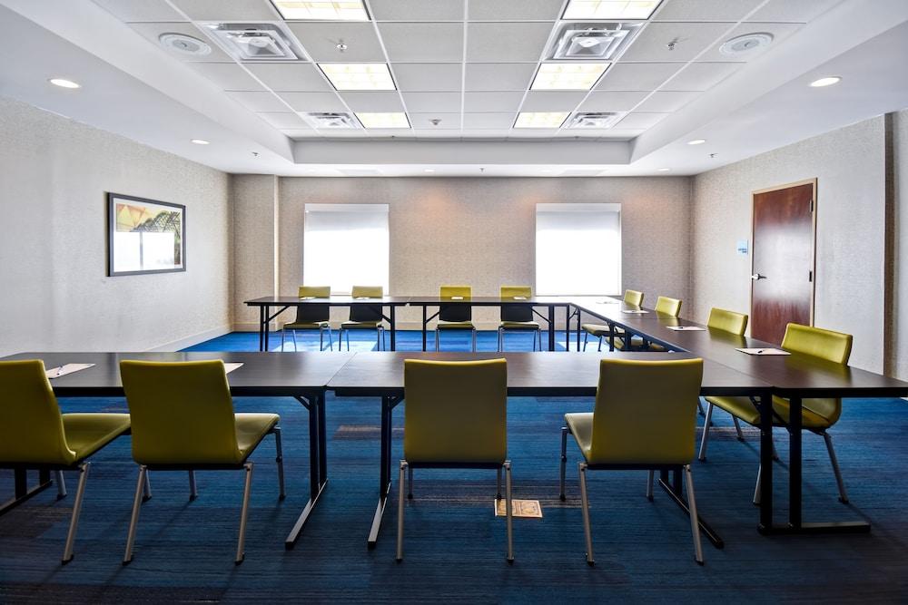 Holiday Inn Express & Suites Schererville by IHG photo 36