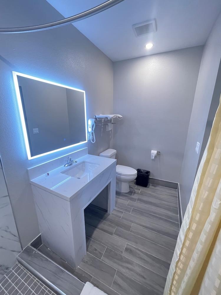 Stadium Inn & Spas photo 12