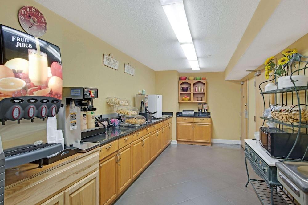 Microtel Inn by Wyndham Charlotte/University Place photo 13