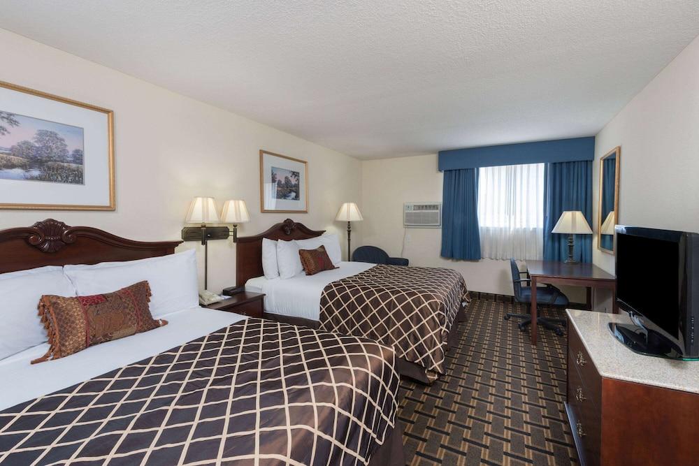 Baymont by Wyndham Osage Beach photo 11