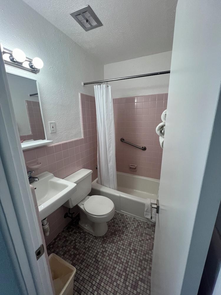 Ivan Hoe Motel photo 25