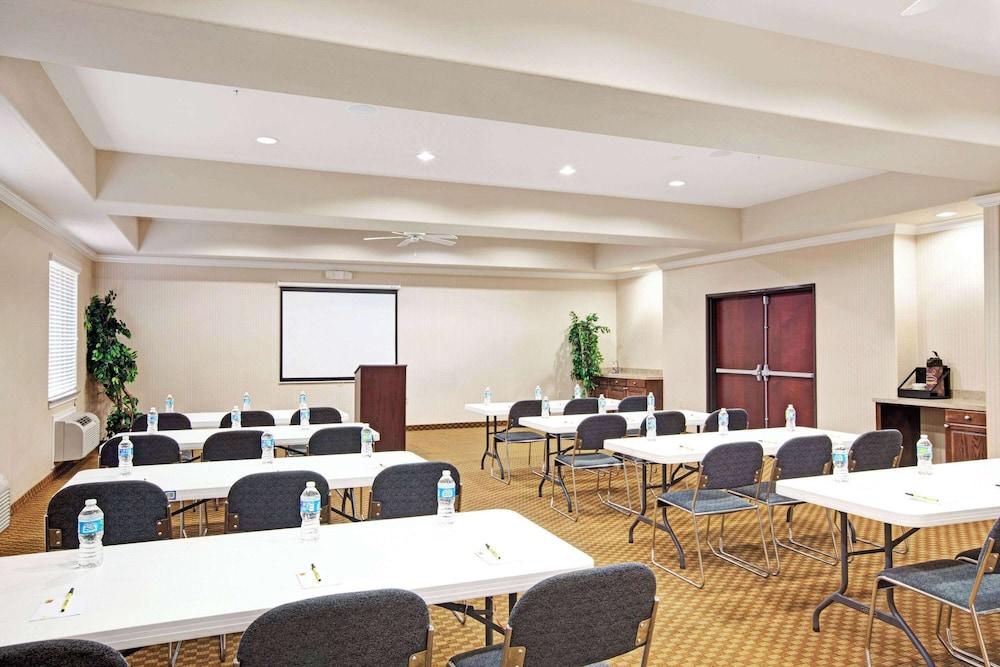Super 8 by Wyndham IAH West/Greenspoint photo 51