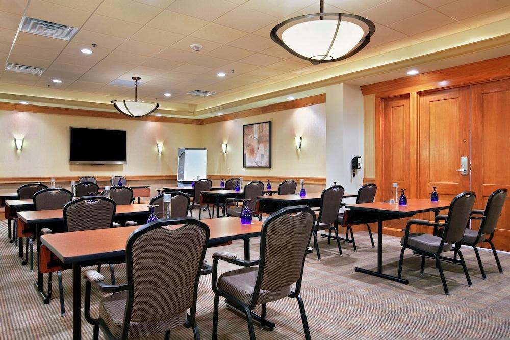 Hilton Chicago/Oak Brook Suites photo 34