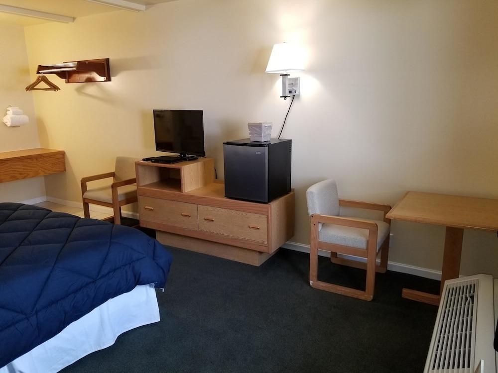 Captain's Quarters Motel photo 9