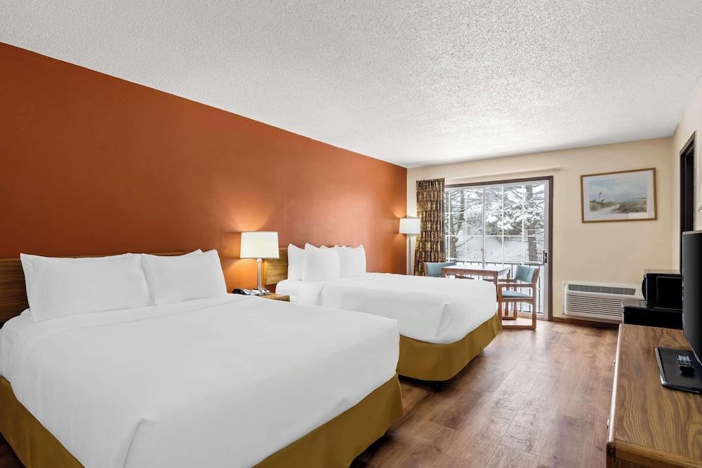 Econo Lodge Manistee photo 15