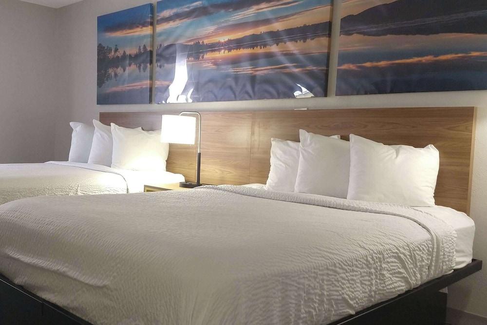 Days Inn by Wyndham Rawlins photo 30