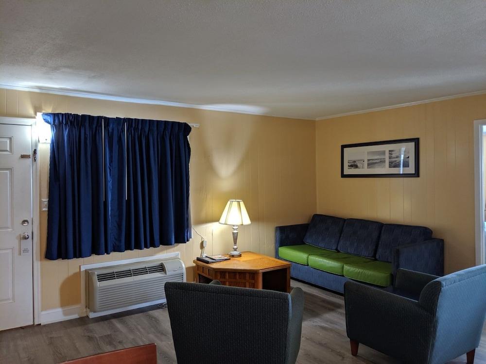 Colonial Inn Motel photo 28