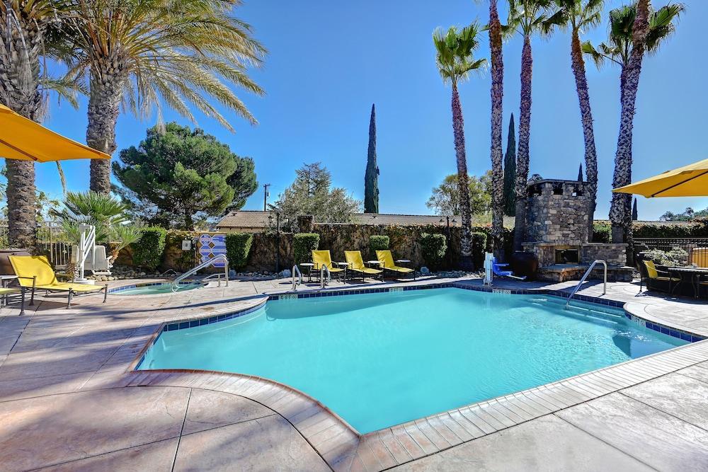 Bellasera Hotel & Suites Paso Robles, Tapestry by Hilton photo 2