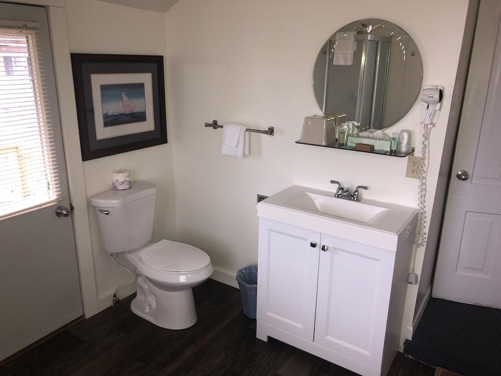 Harbor's Edge Motel photo 42