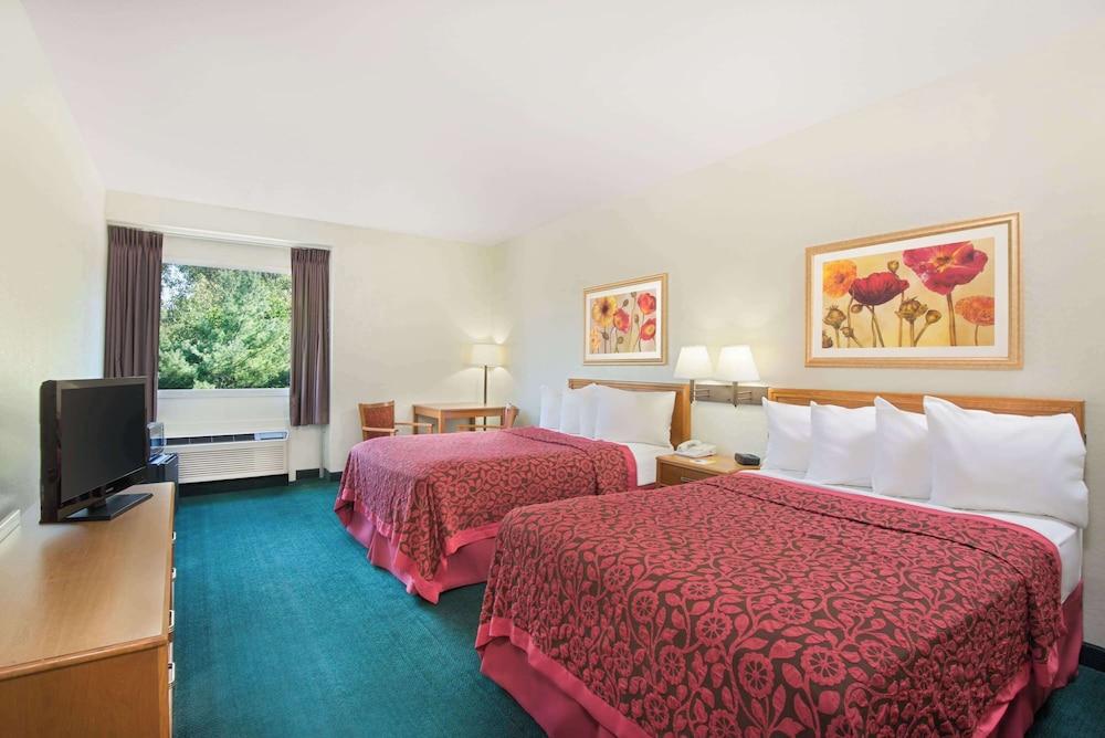 Days Inn by Wyndham Fremont photo 11