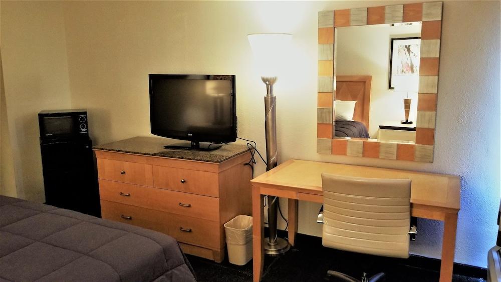 Madison Inn and Suites photo 60