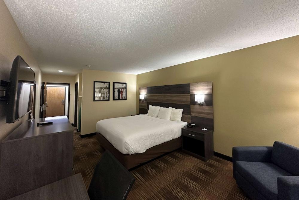 AmericInn by Wyndham Fort Atkinson photo 8