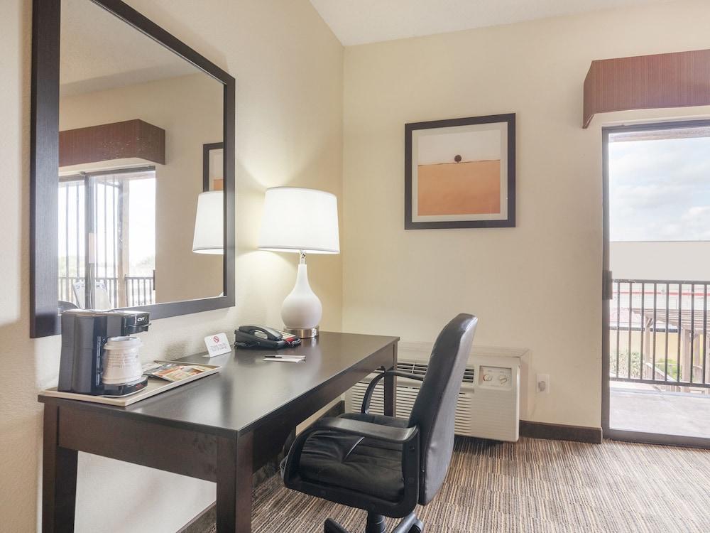 Baymont by Wyndham Houston North photo 34