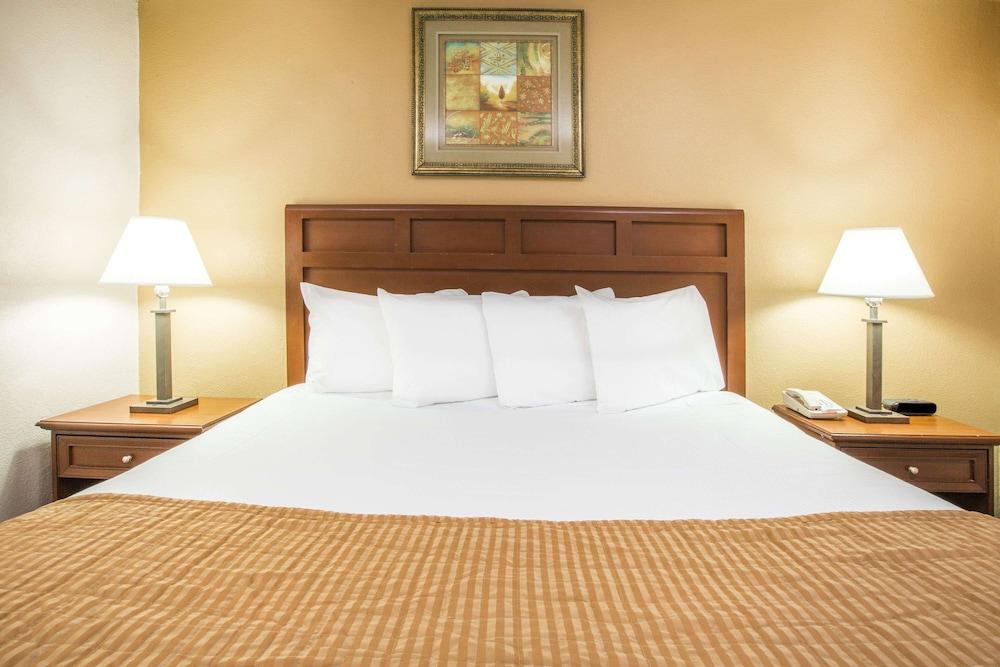 Baymont by Wyndham Mobile/ I-65 photo 8