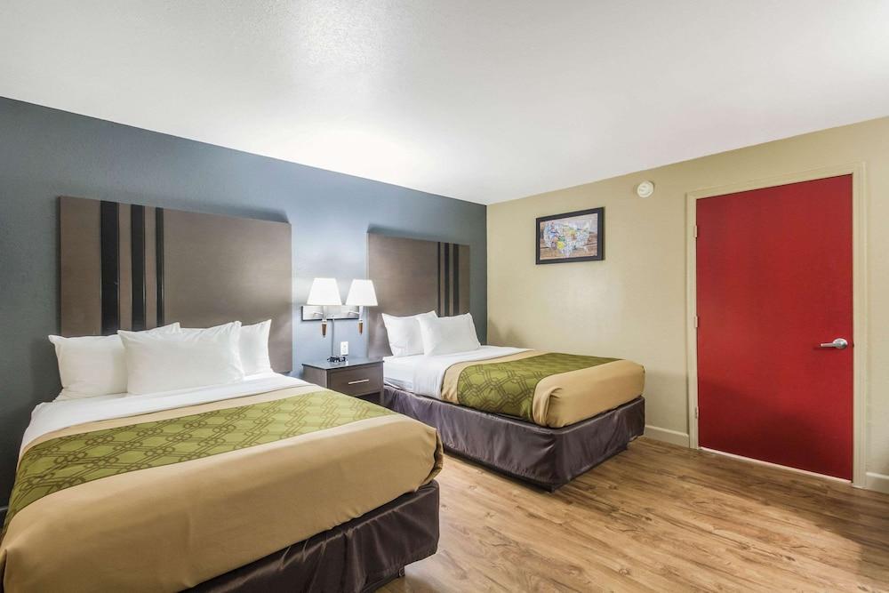 Econolodge Inn & Suites photo 17
