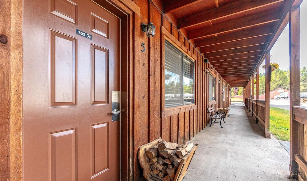 Willamette Pass Inn Chalets photo 1