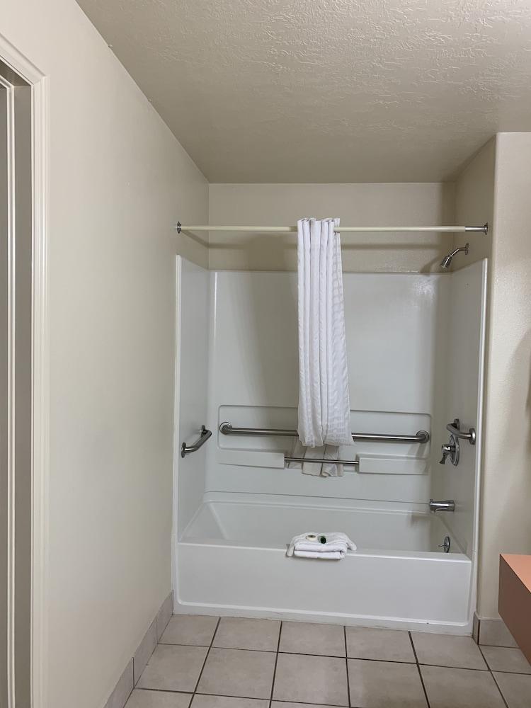 Rodeway Inn photo 16