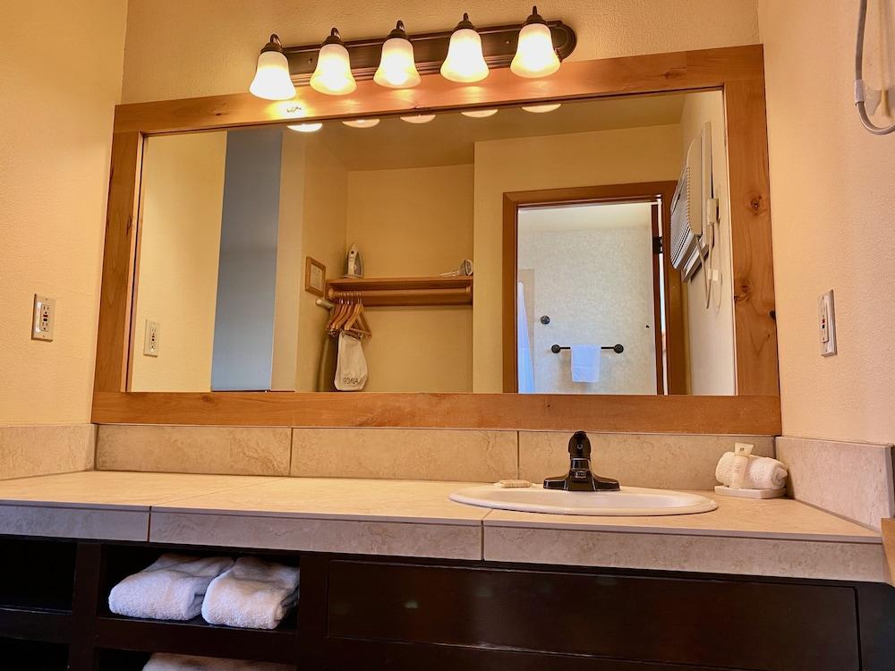 Cousins Country Inn photo 64