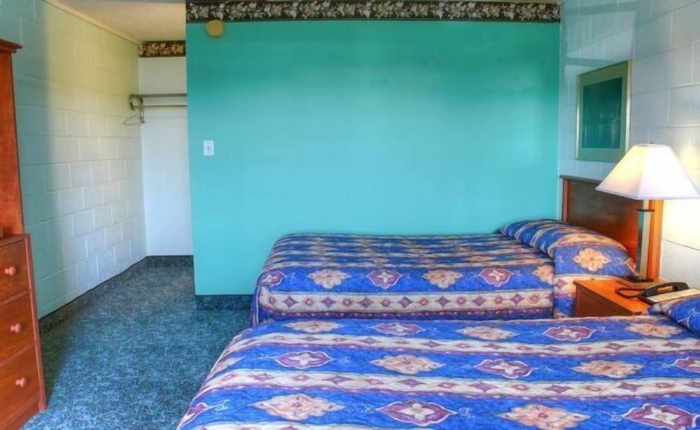 Country Host Motel photo 2