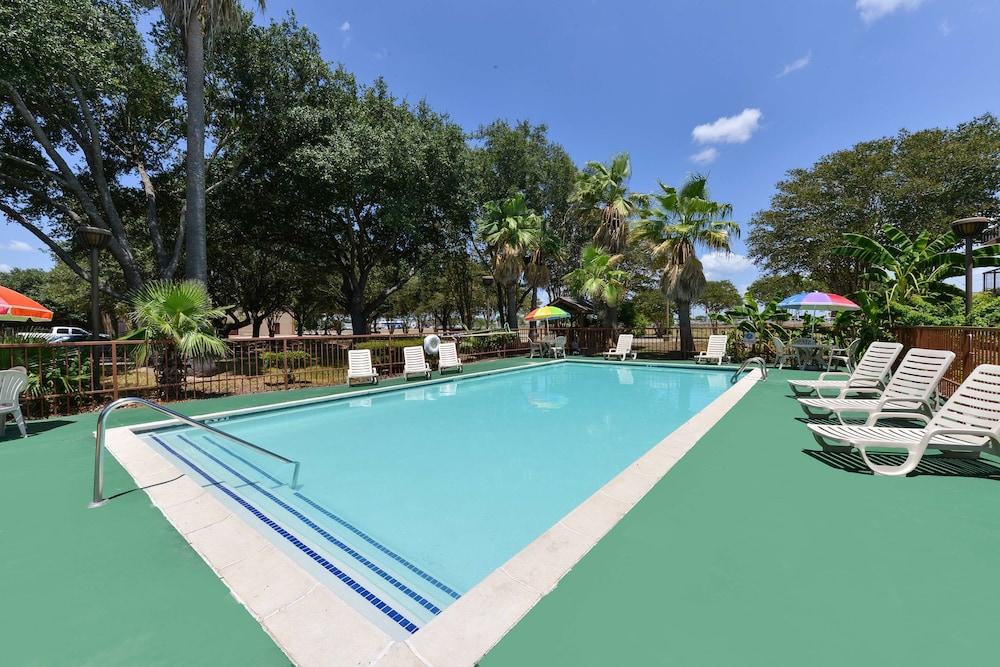 Americas Best Value Inn & Suites Victoria photo 17