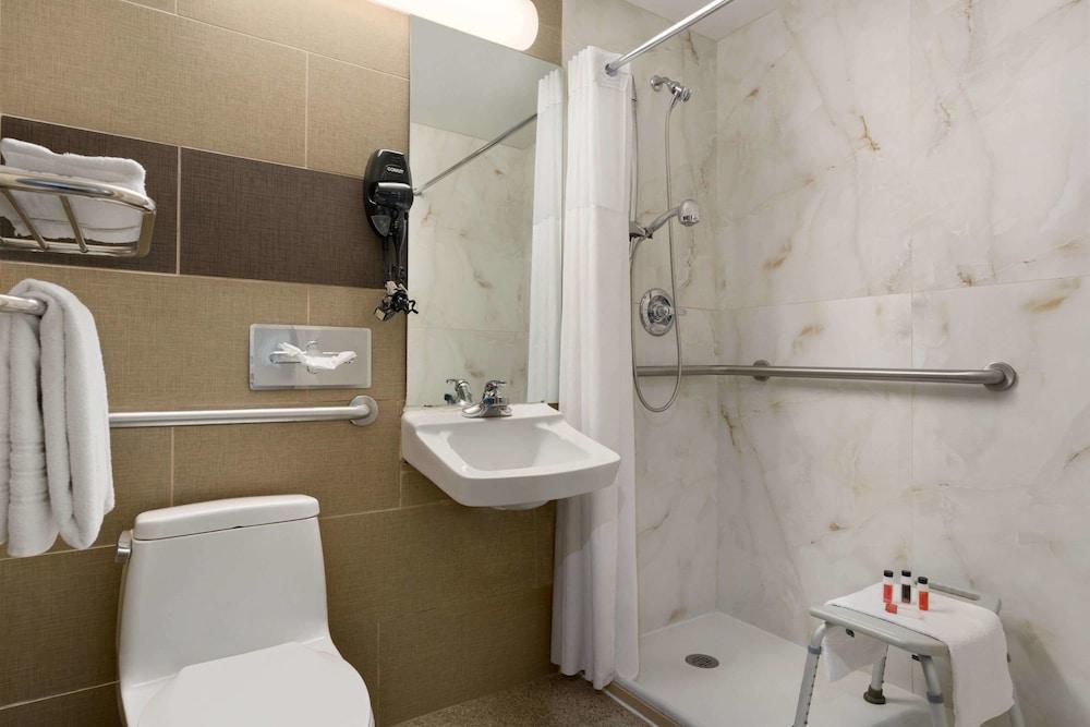 Days Inn by Wyndham Brooklyn photo 27