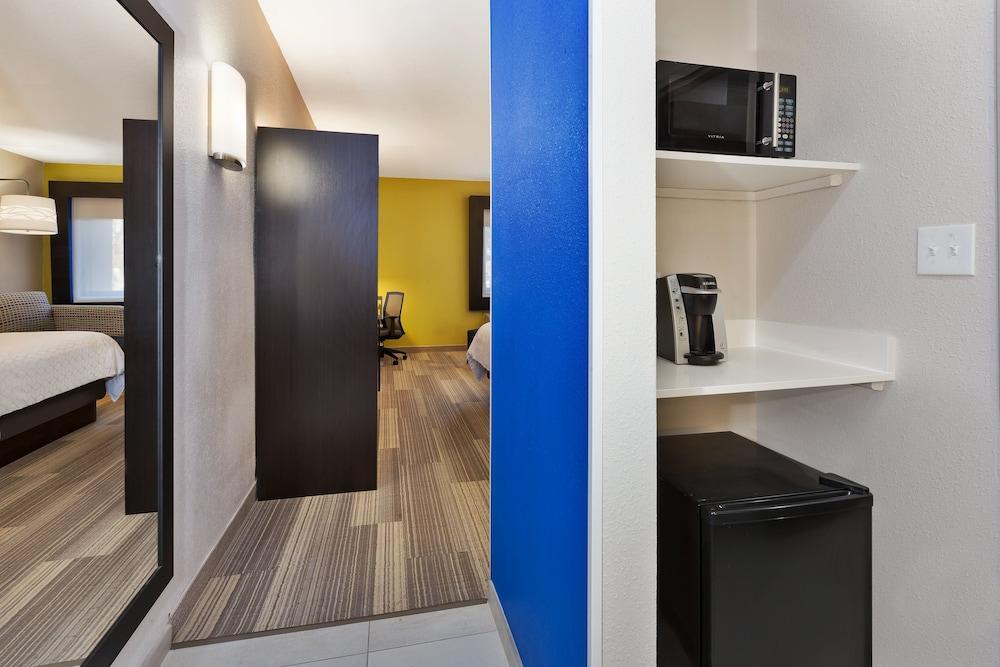 Holiday Inn Express Detroit-Warren by IHG photo 21