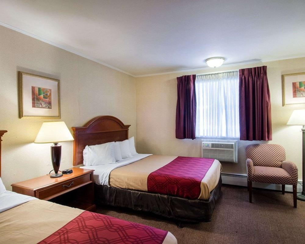Econo Lodge Inn & Suites photo 11