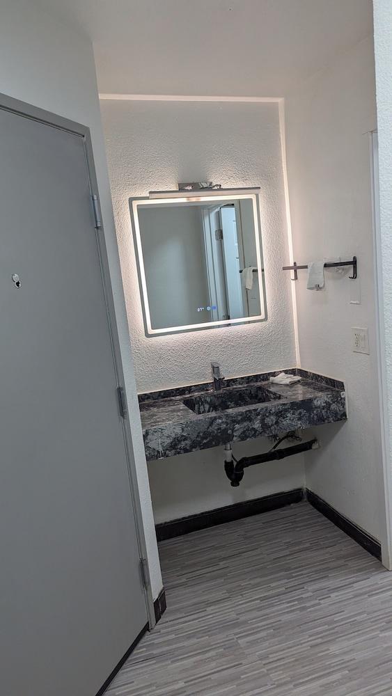 Evergreen Inn Portland Airport photo 8