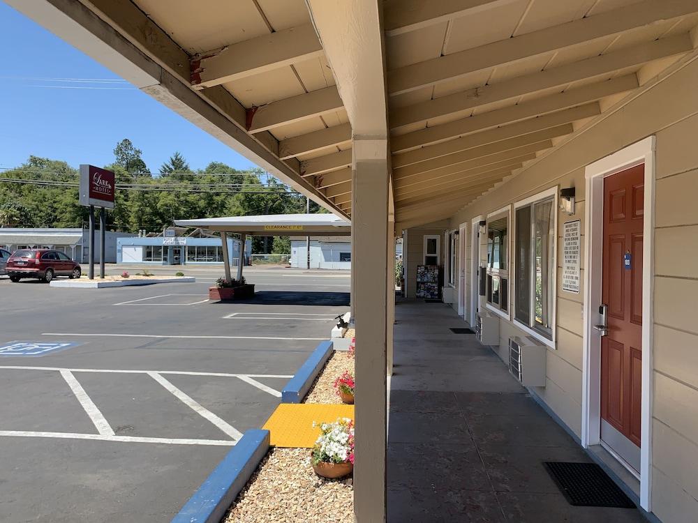 Lark Motel photo 14