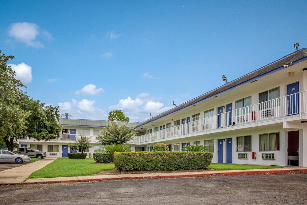 Motel 6 Conroe, TX photo 28
