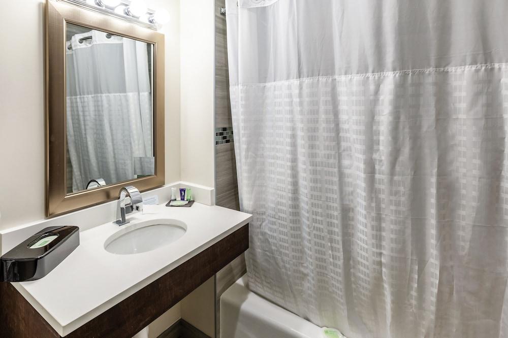 Van Wyck Hotel & Suites Near JFK Airport photo 12