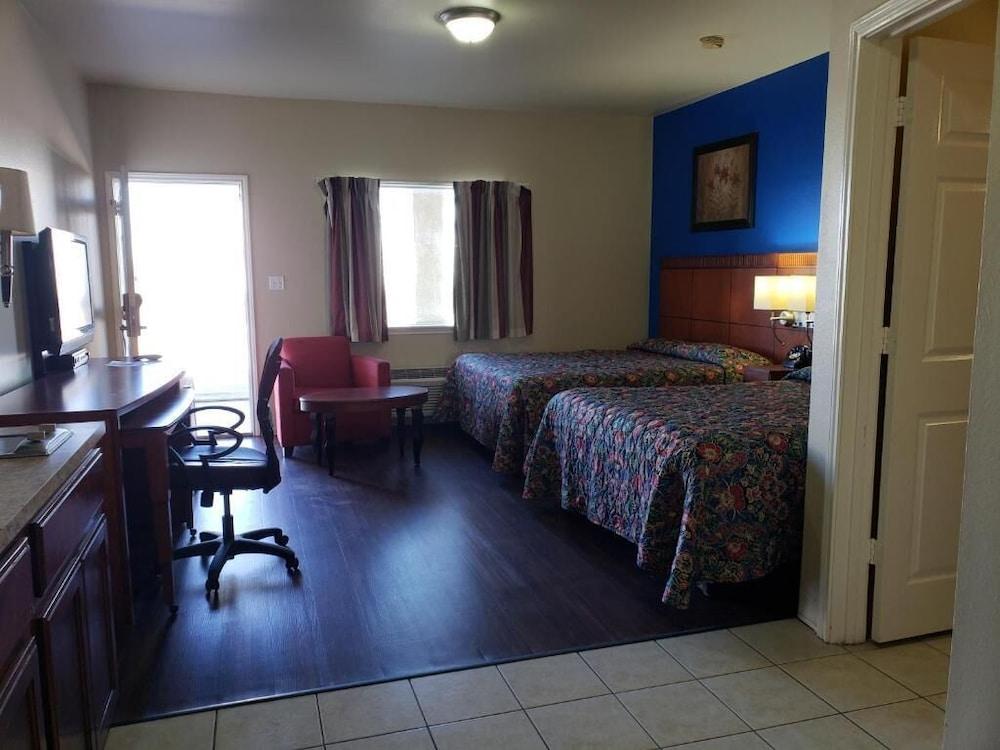 Crossroads Inn & Suites photo 51