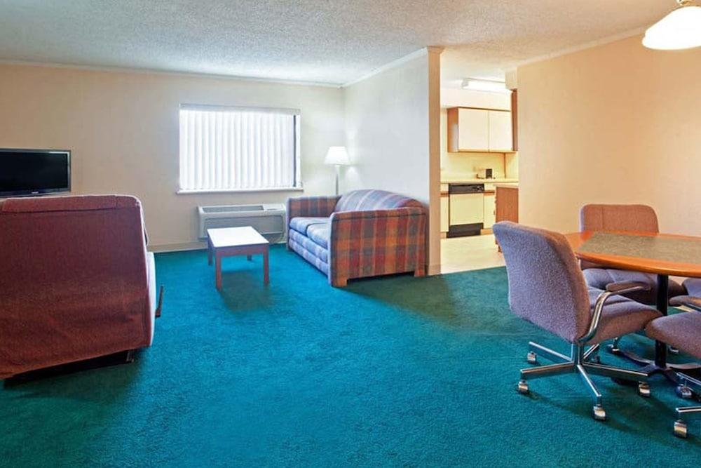 Norwood Inn & Suites by BlissPoint Post Rd Indianapolis photo 9